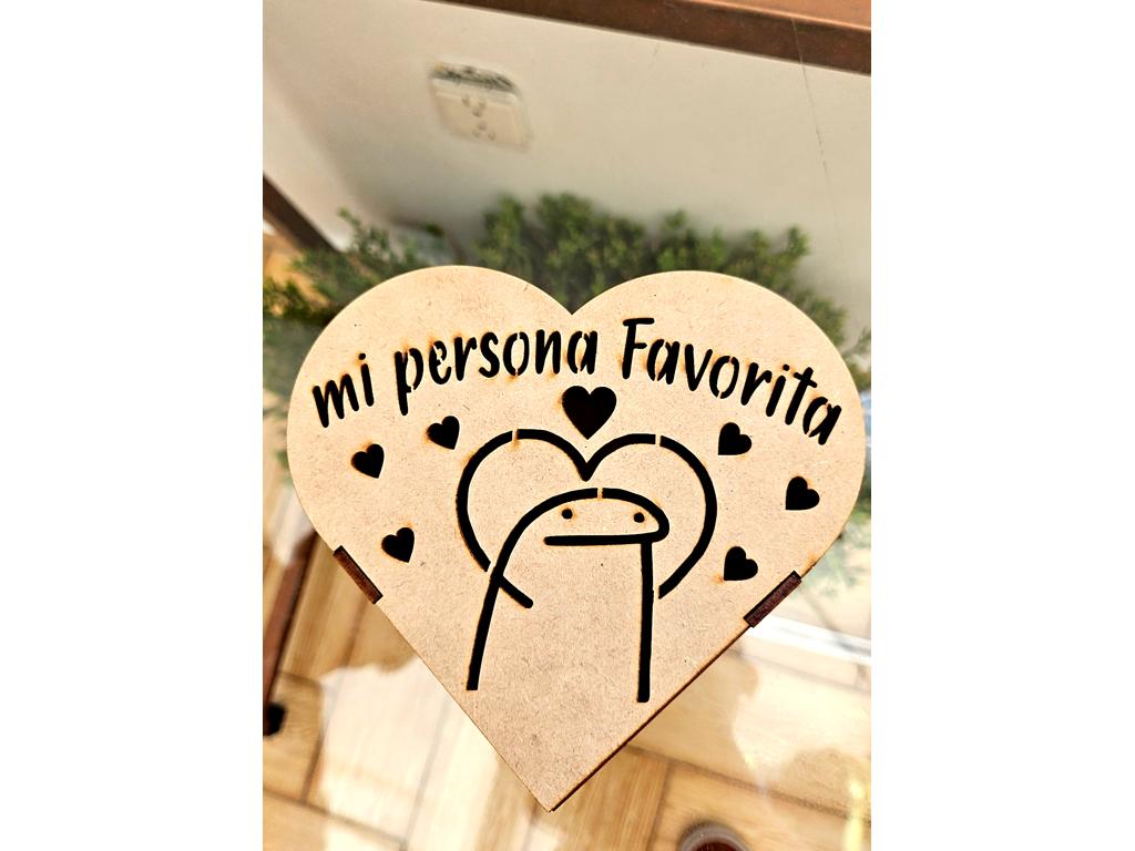 Caja de madera en forma de corazón con mensaje grabado para regalo personalizado