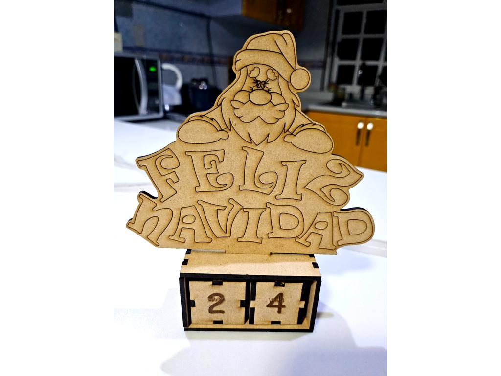 Calendario navideño artesanal hecho con corte láser en MDF