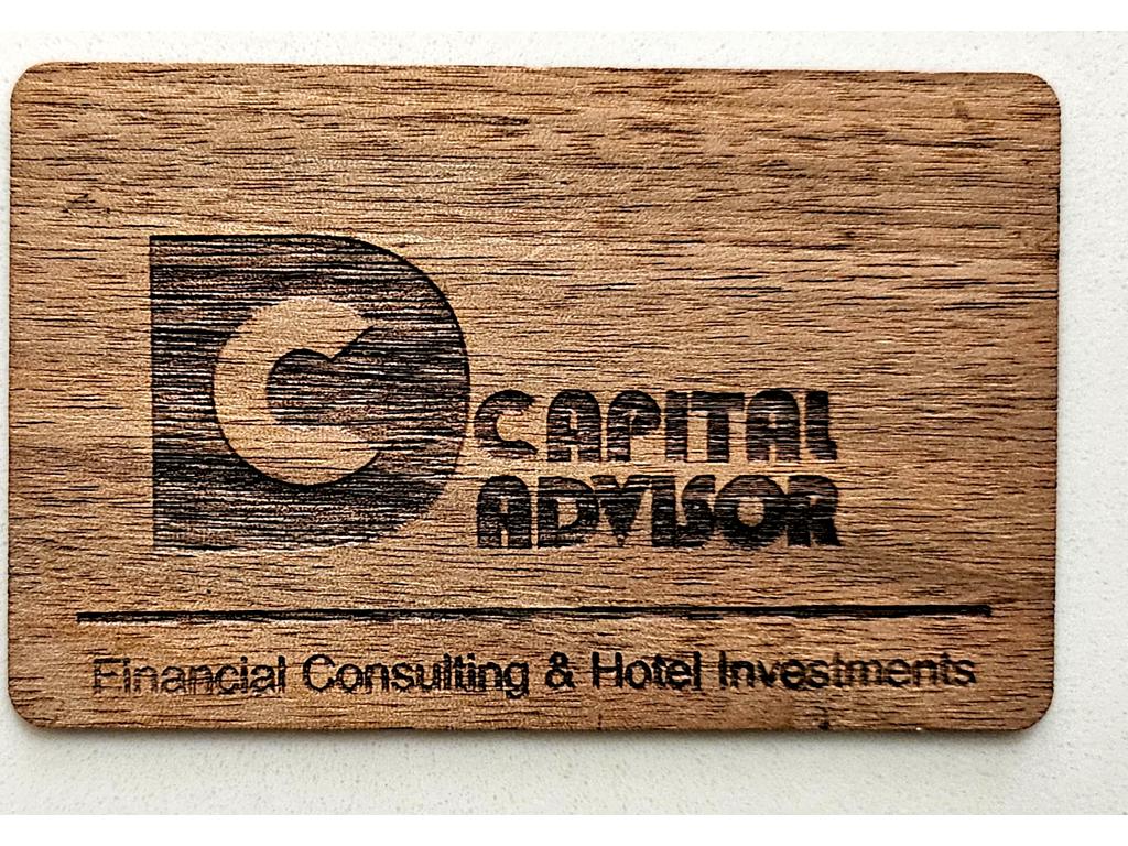 Tarjeta de presentación en madera grabada con láser para firma financiera