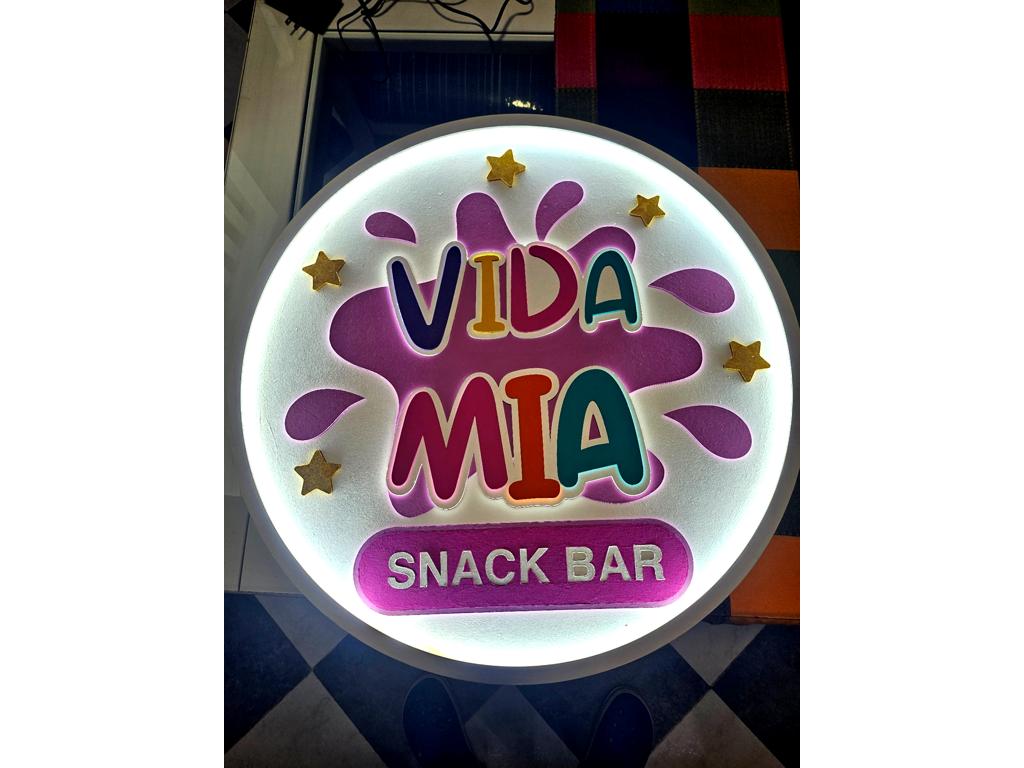 Letrero de negocio personalizado con corte láser en madera